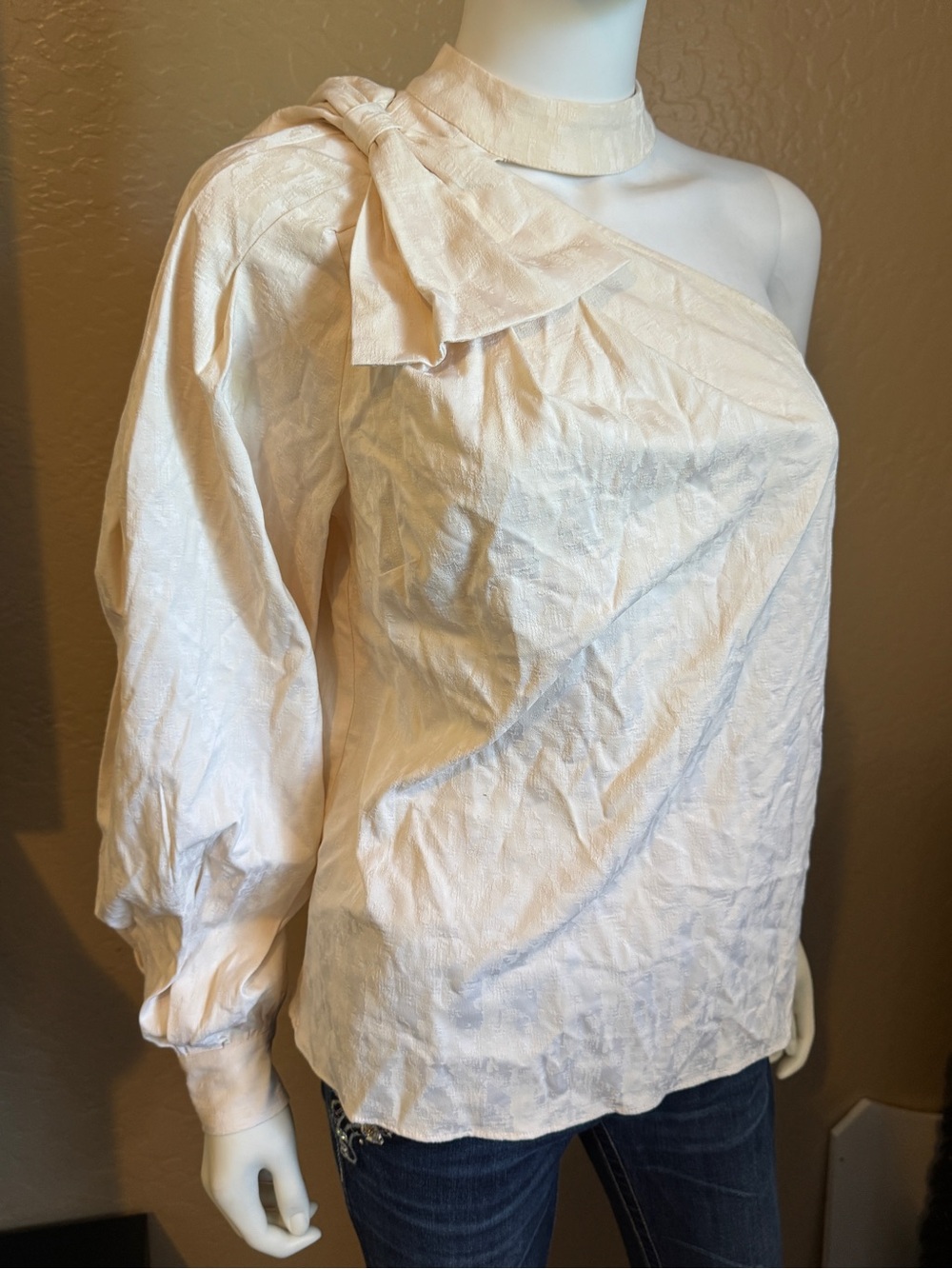 Bebé bow one shoulder top 8